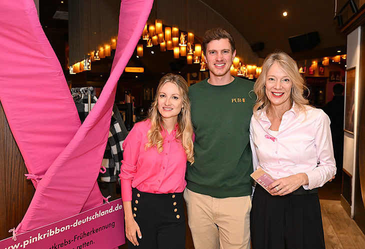 Vanessa Eichholz, Tobias Burkhart und Christina Kempkes / Pink Yoga Brunch / Hard Rock Cafe / München / 19. Oktober 2025 / „Pink Ribbon - für mehr Früherkennung bei Brustkrebs“ / ©Foto: Frank Rollitz / ABR-Pictures 